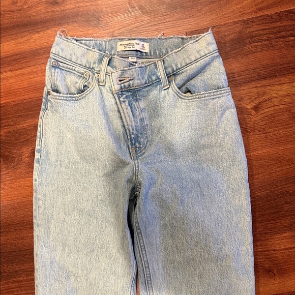 Abercrombie & Fitch Curve Love Ultra High Rise 90s Straight Jean - Light Wash - Picture 3 of 5